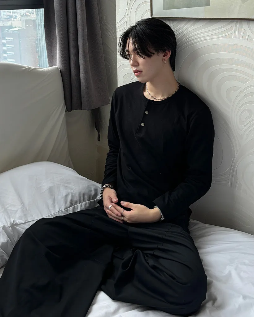 ボタン付き長袖Tシャツ