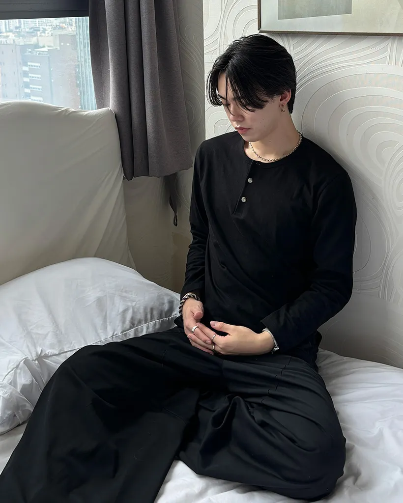 ボタン付き長袖Tシャツ