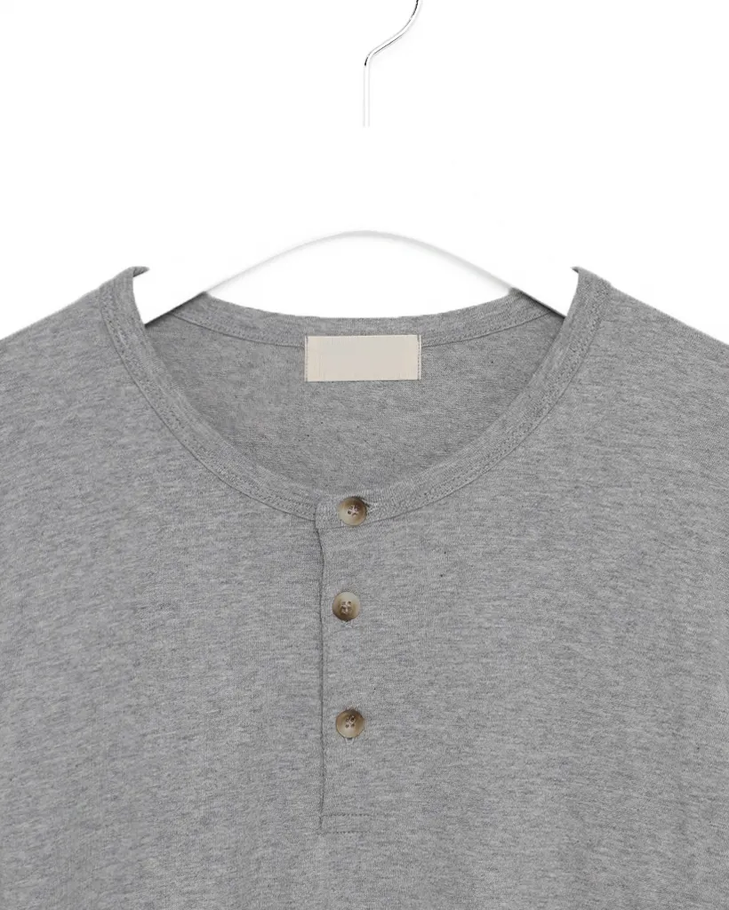 ボタン付き長袖Tシャツ