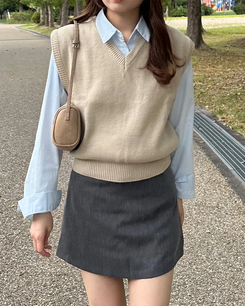 Vネックリブヘムセミクロップドニットベスト