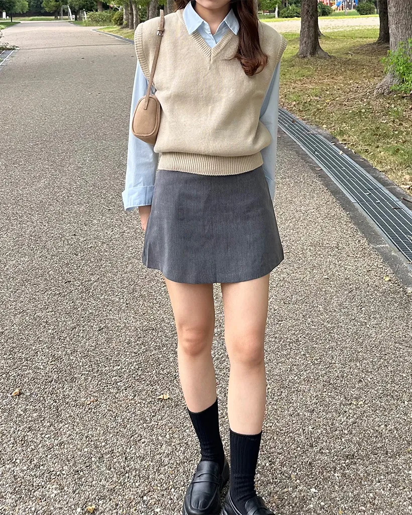 Vネックリブヘムセミクロップドニットベスト