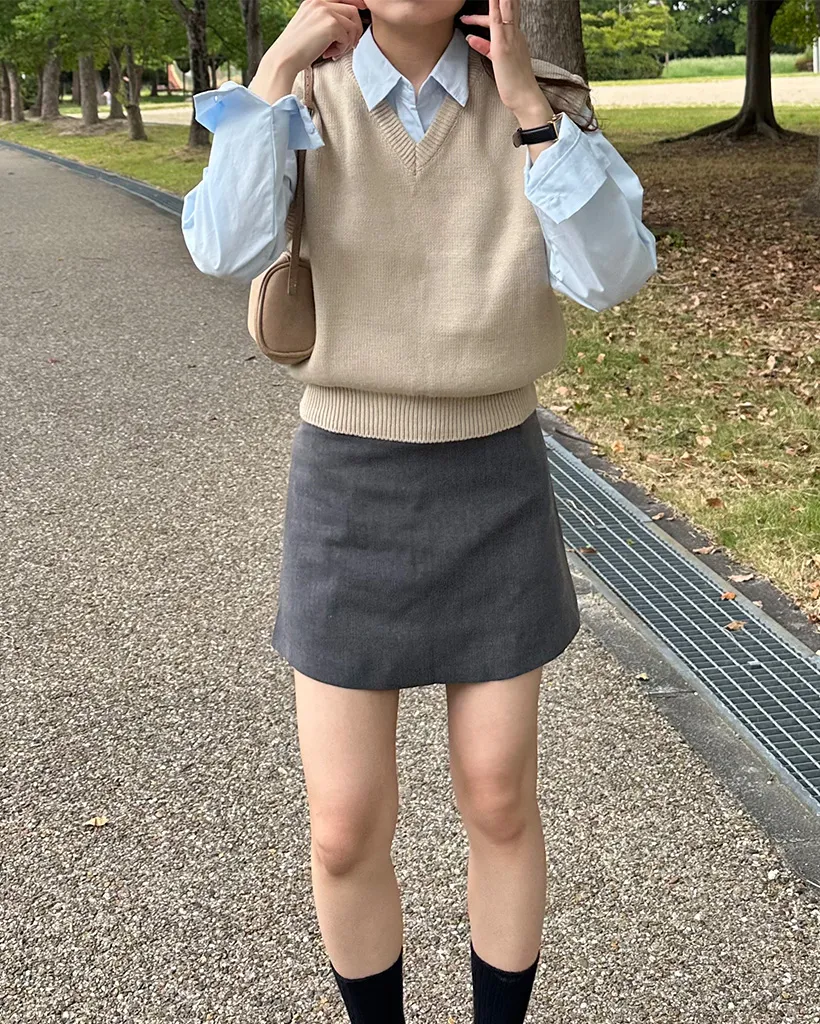 Vネックリブヘムセミクロップドニットベスト