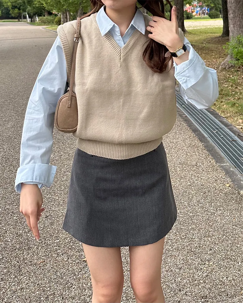 Vネックリブヘムセミクロップドニットベスト