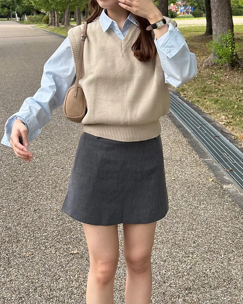 Vネックリブヘムセミクロップドニットベスト