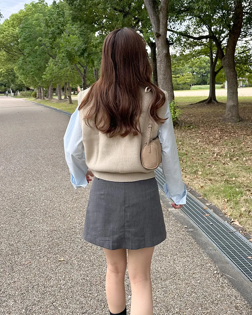 Vネックリブヘムセミクロップドニットベスト