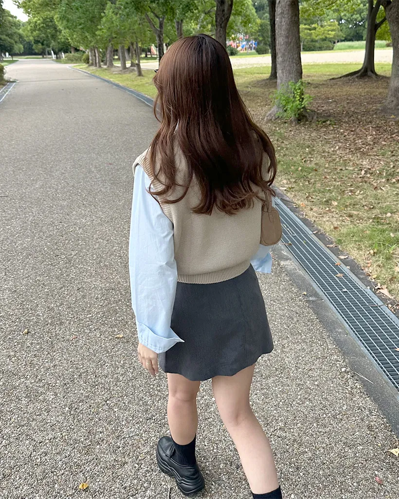 Vネックリブヘムセミクロップドニットベスト