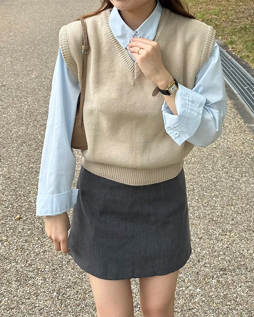 Vネックリブヘムセミクロップドニットベスト