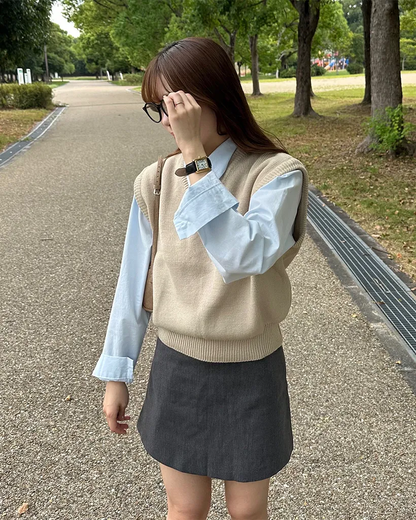Vネックリブヘムセミクロップドニットベスト