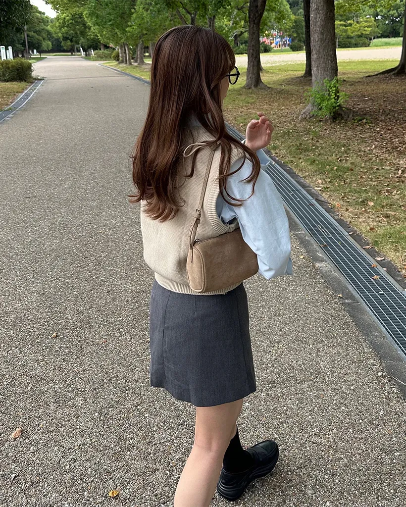 Vネックリブヘムセミクロップドニットベスト