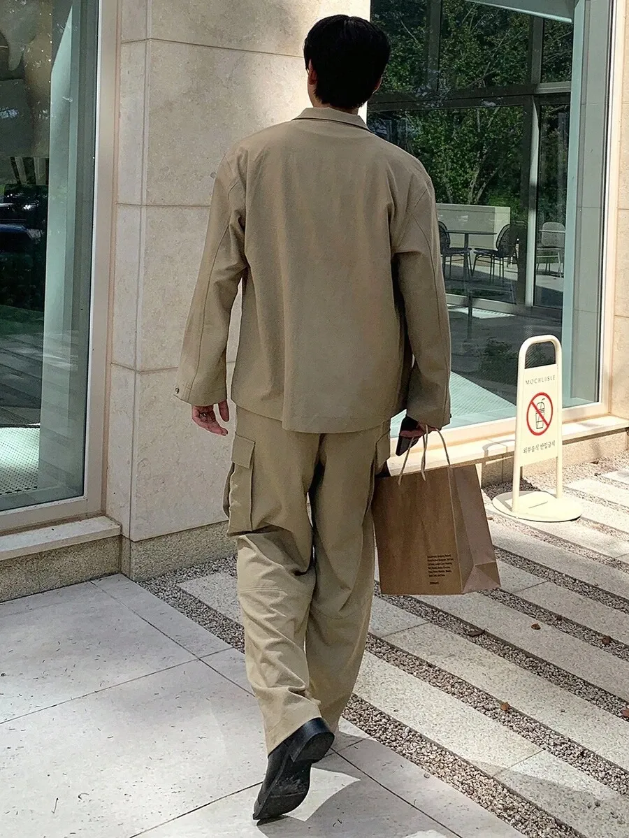 メンズジャケット付きカーゴパンツコーデ ブラウン